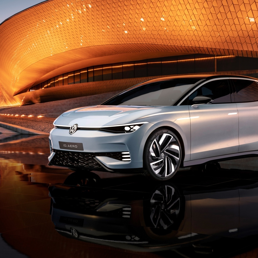 Серебристый автомобиль Volkswagen ID. AERO у здания