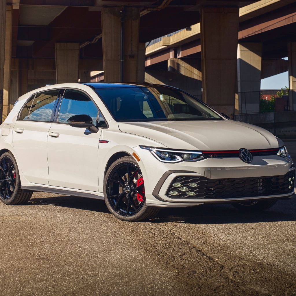 Белый автомобиль Volkswagen Golf GTI 380, 2024 года у здания