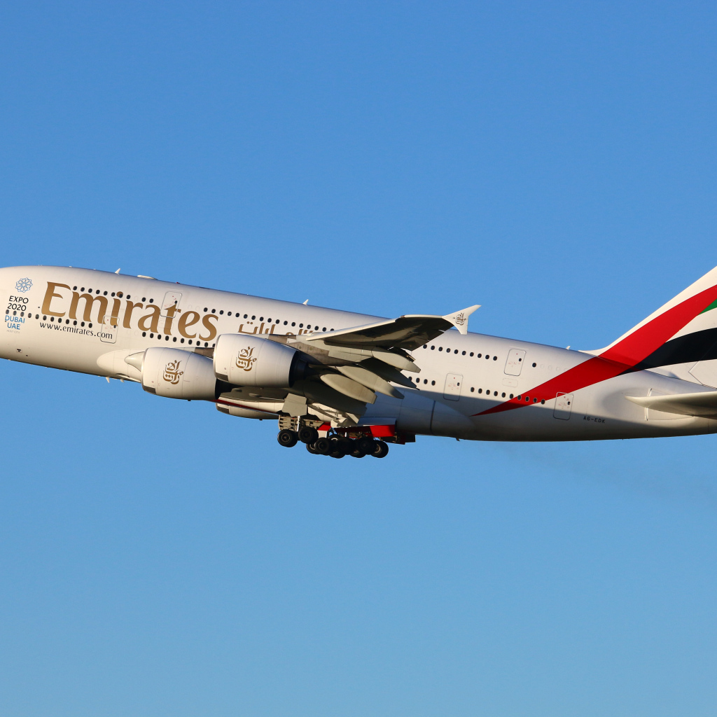 Большой аэробус A380-800 компании Emirates Airline