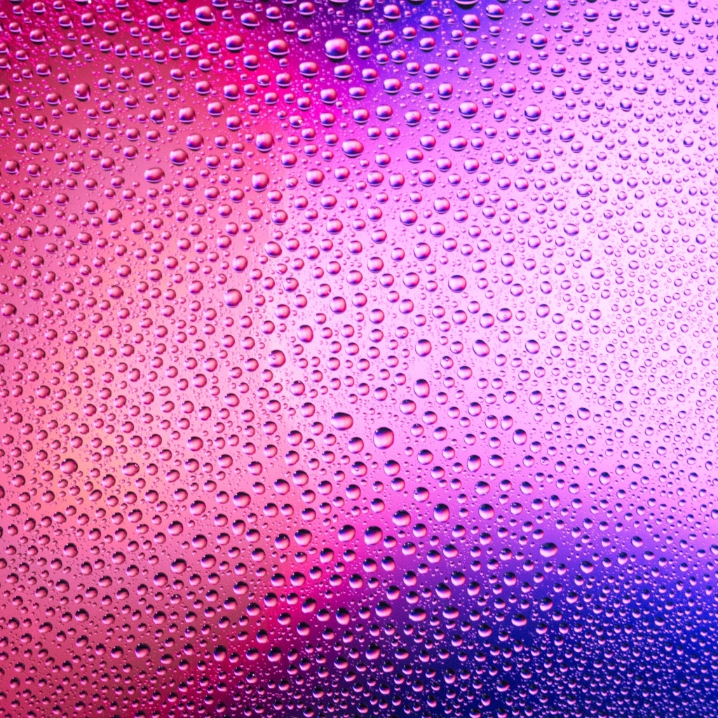 Розовый фон в каплях воды