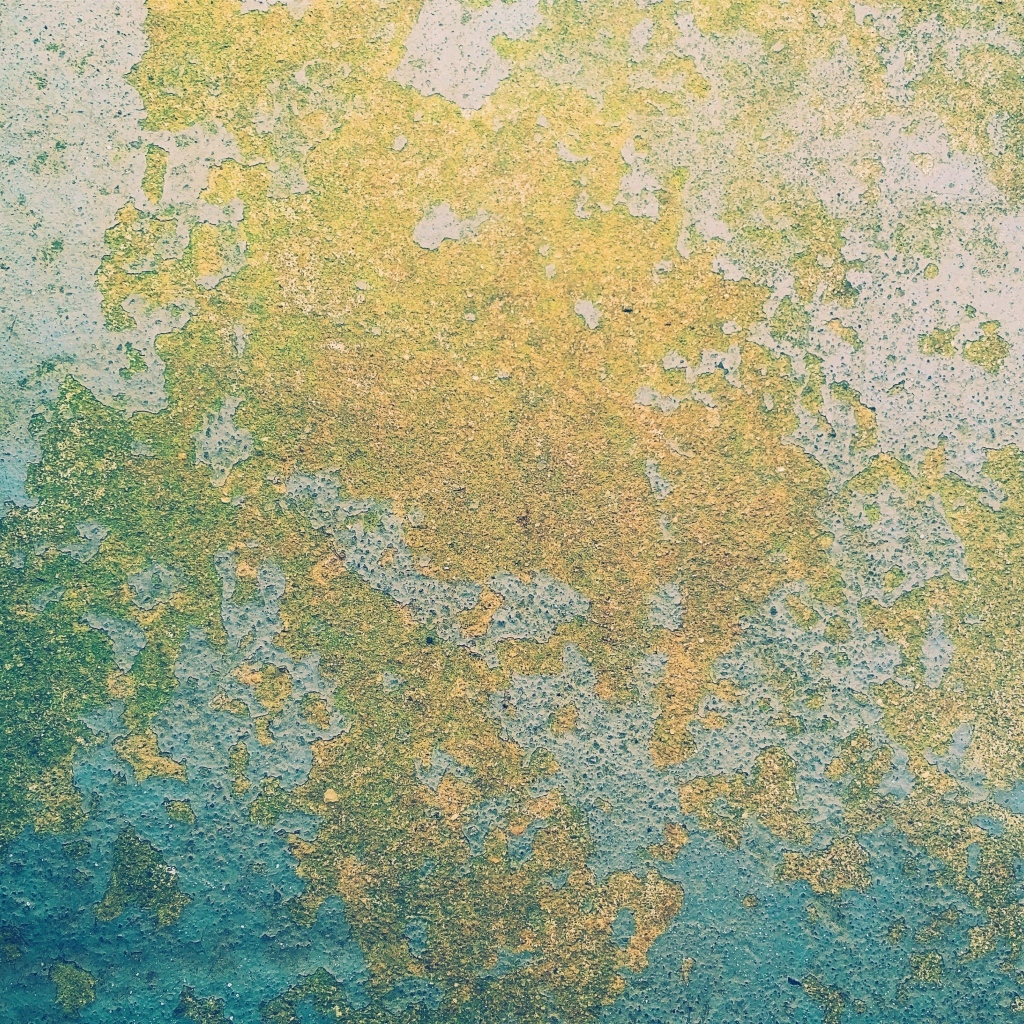 Потрепанная окрашенная стена , фон 