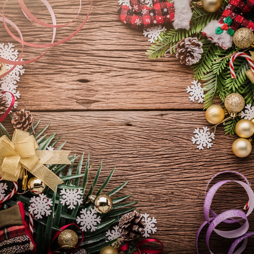 Красивый рождественский декор на деревянном фоне