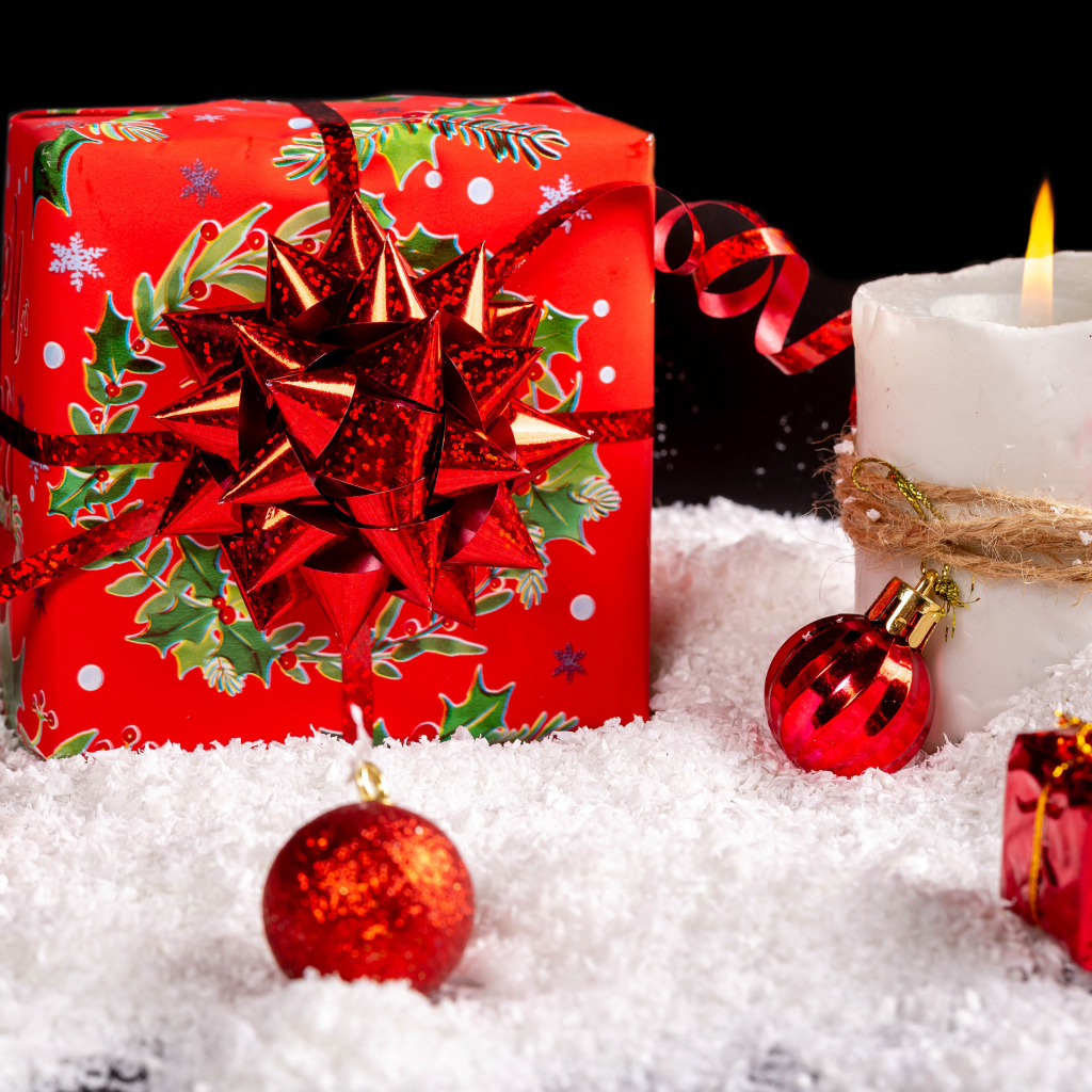 Подарок и елочные игрушки на Рождество 2024