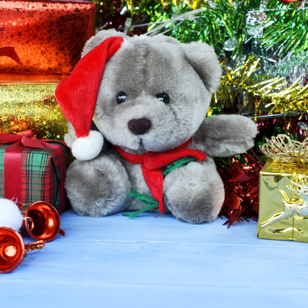 Игрушки и подарки под елью на Рождество