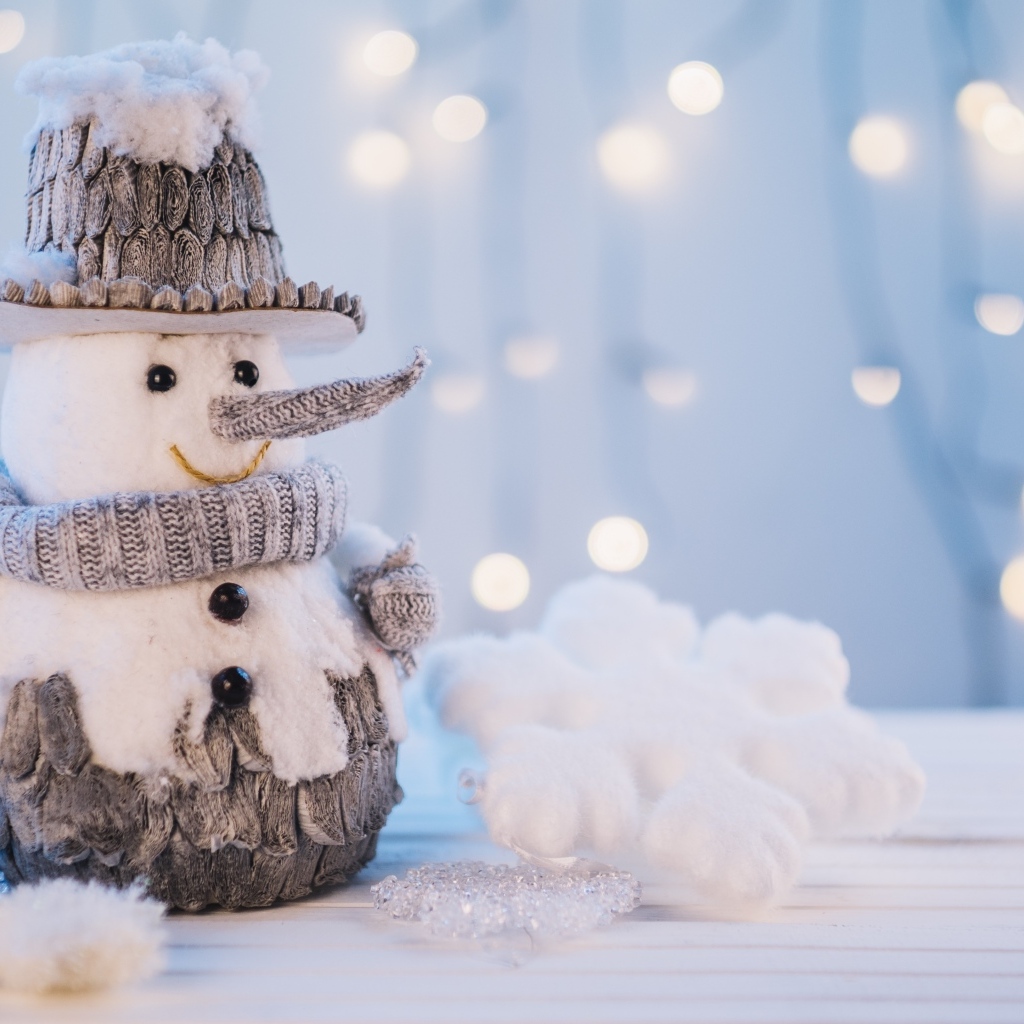 Красивый игрушечный снеговик на столе