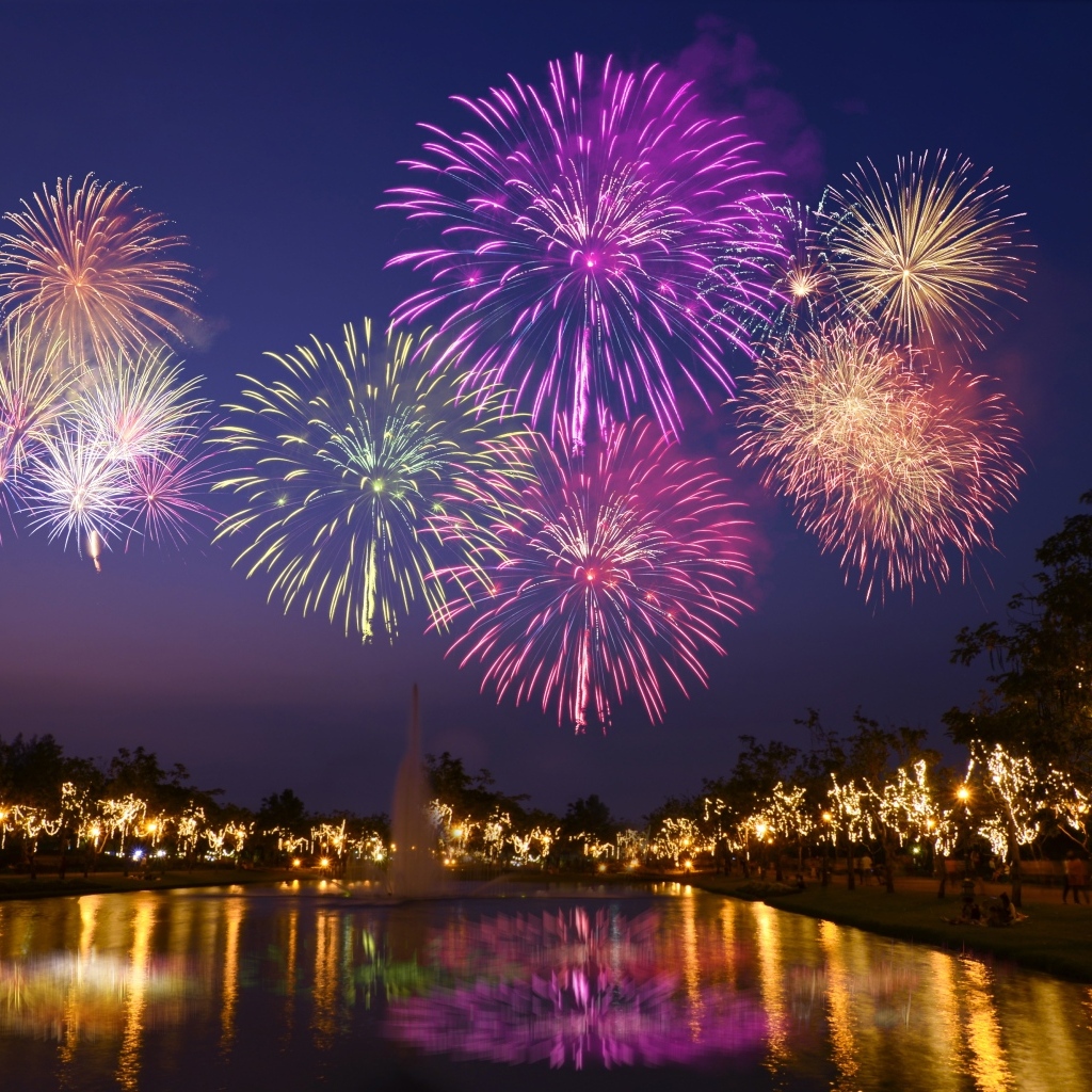 Яркий праздничный салют над ночным городом