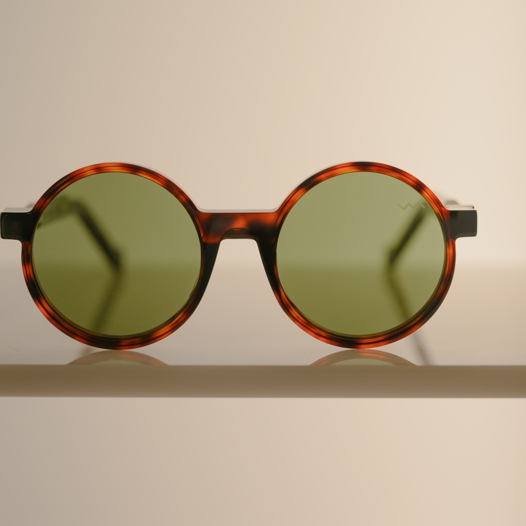 Солнечные очки в коричневой оправе