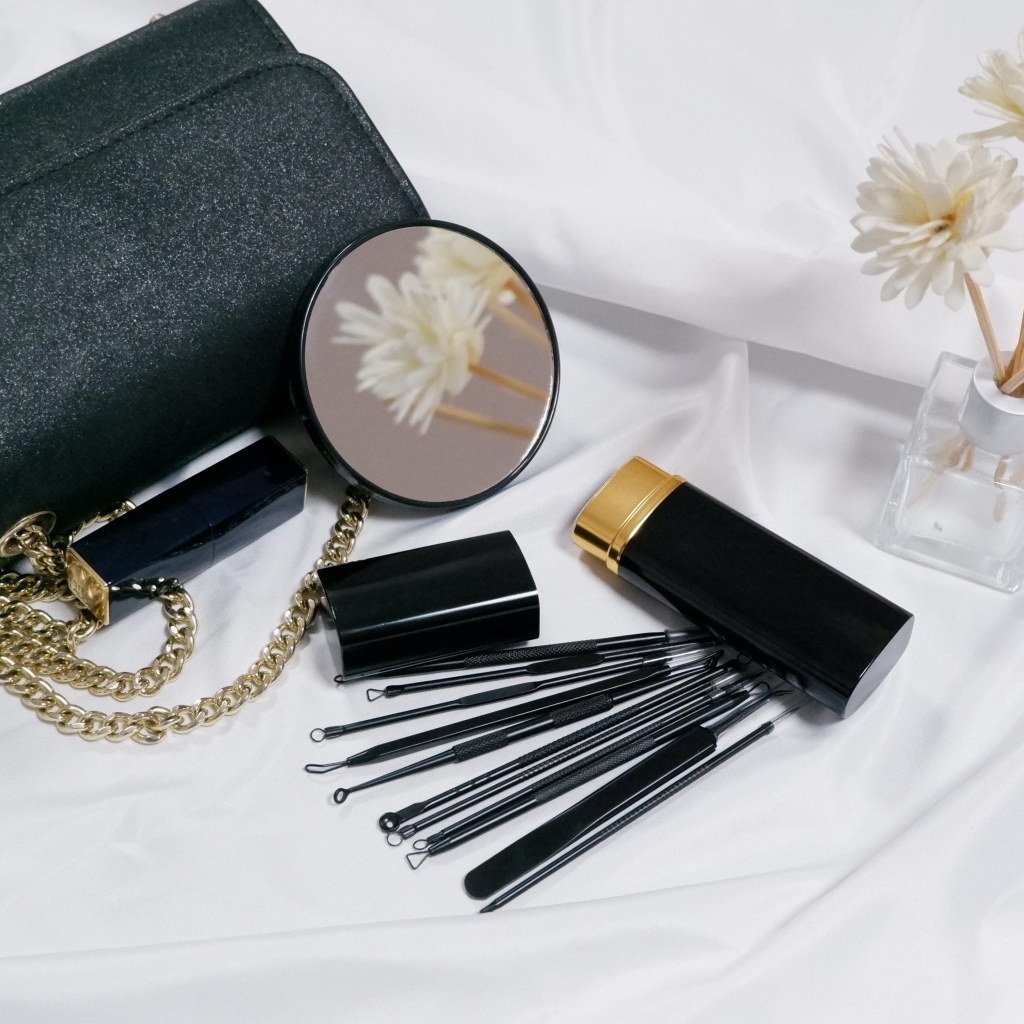 Косметика и сумочка на столе