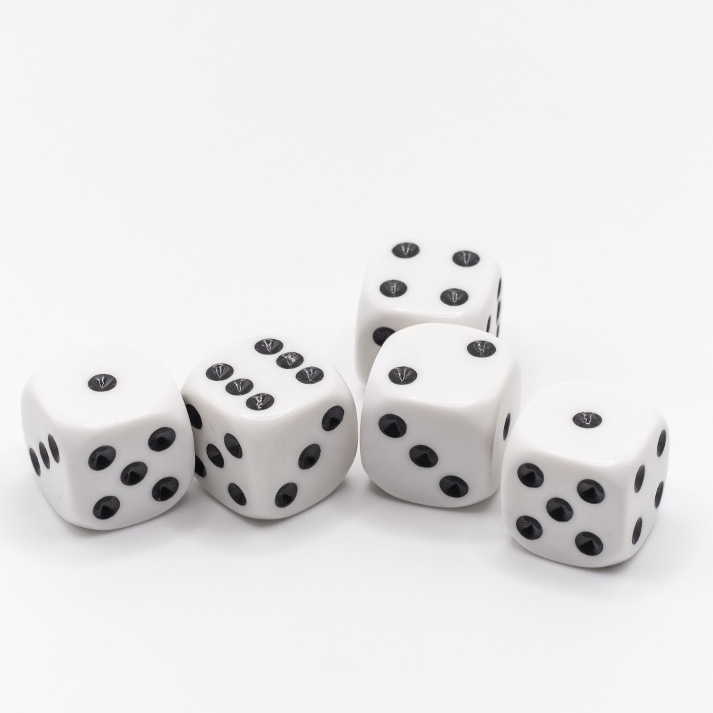 Игральные кости на белом фоне