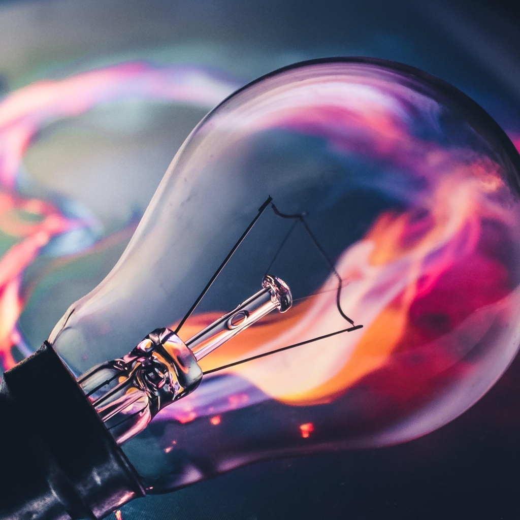 Стеклянная лампочка с огнем