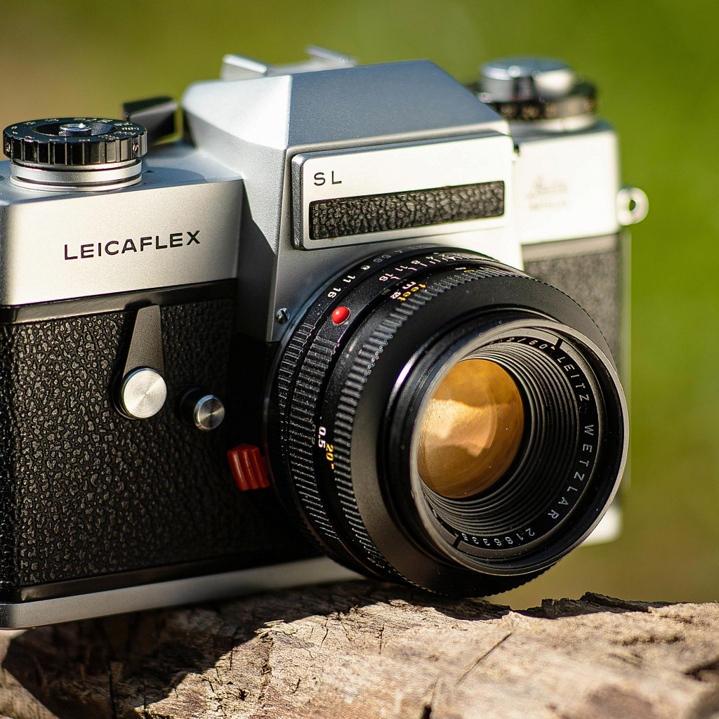 Фотоаппарат LeicaFlex SL стоит на камне