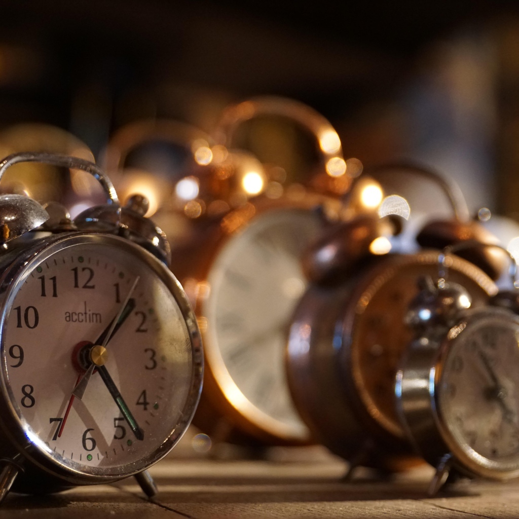 Много будильников на столе