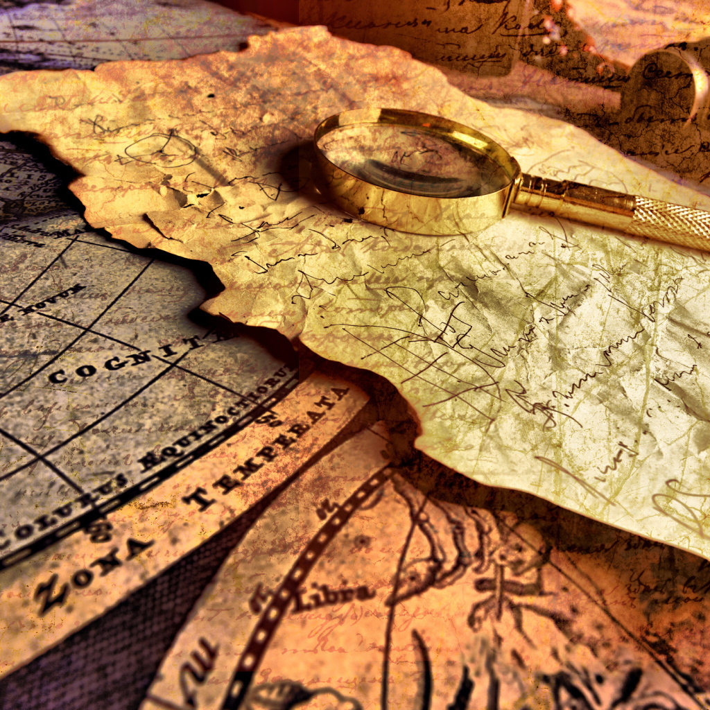 Лупа и старая карта на столе