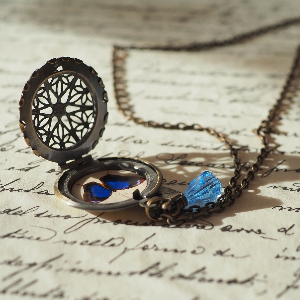 Медальон с бабочкой и голубым камнем