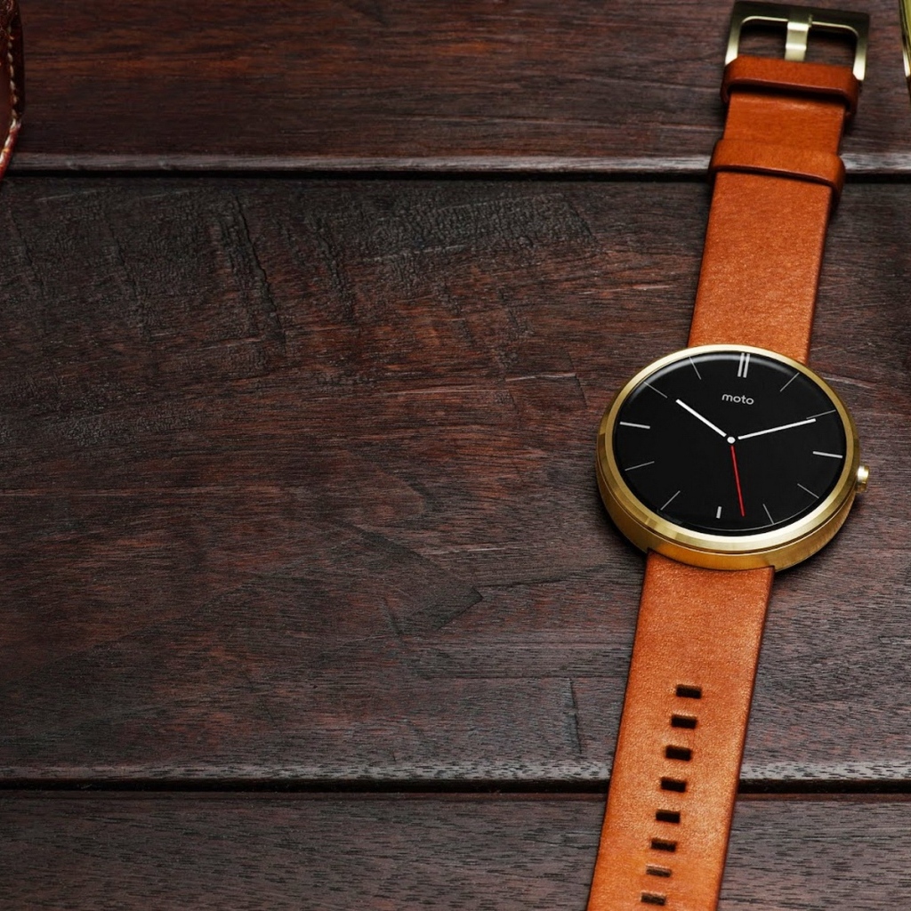 Мужские наручные часы на деревянном столе с блокнотом и очками