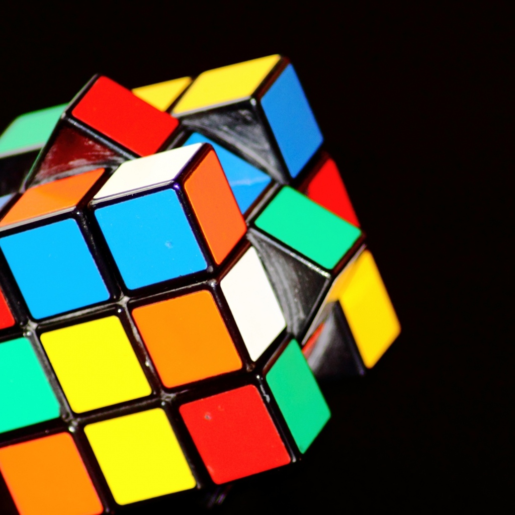 Разноцветный кубик Рубика на черном фоне