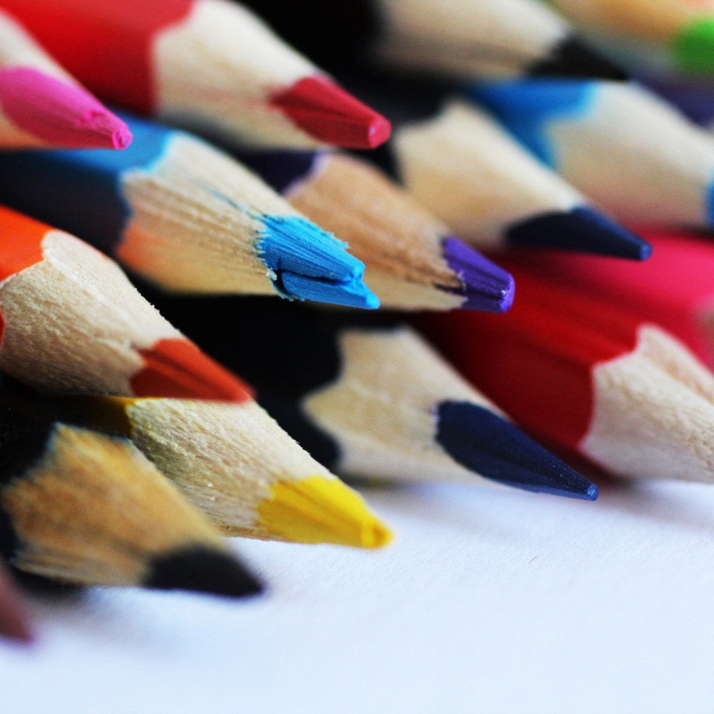 Разноцветные заточенные карандаши на столе
