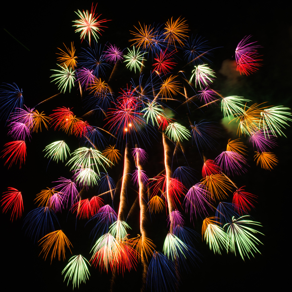 Разноцветные искры фейерверка на черном фоне