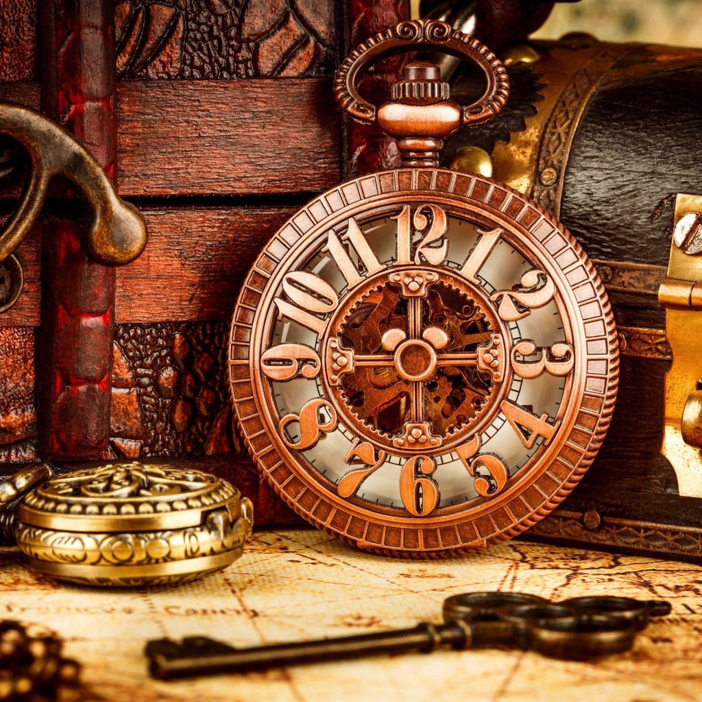 Старые карманные часы, шкатулка и ключ