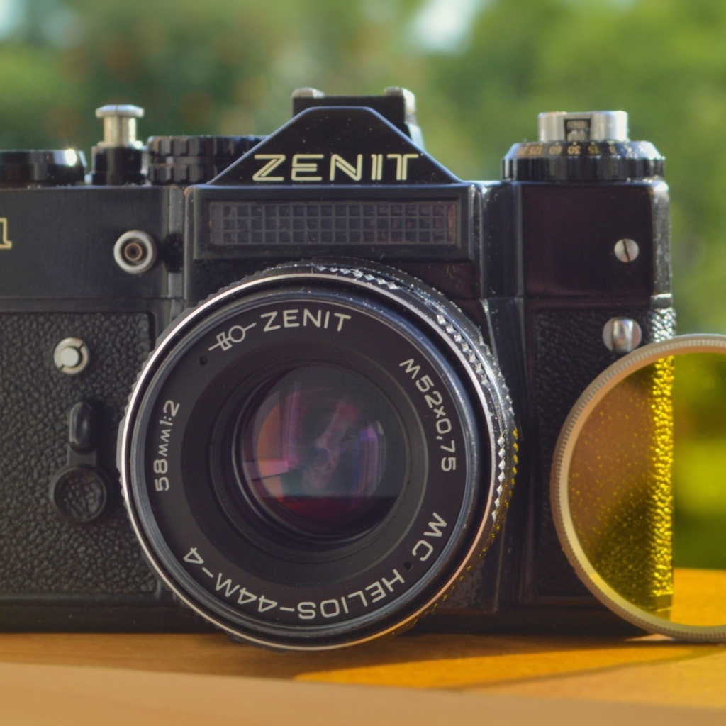 Старый фотоаппарат зенит на столе крупным планом