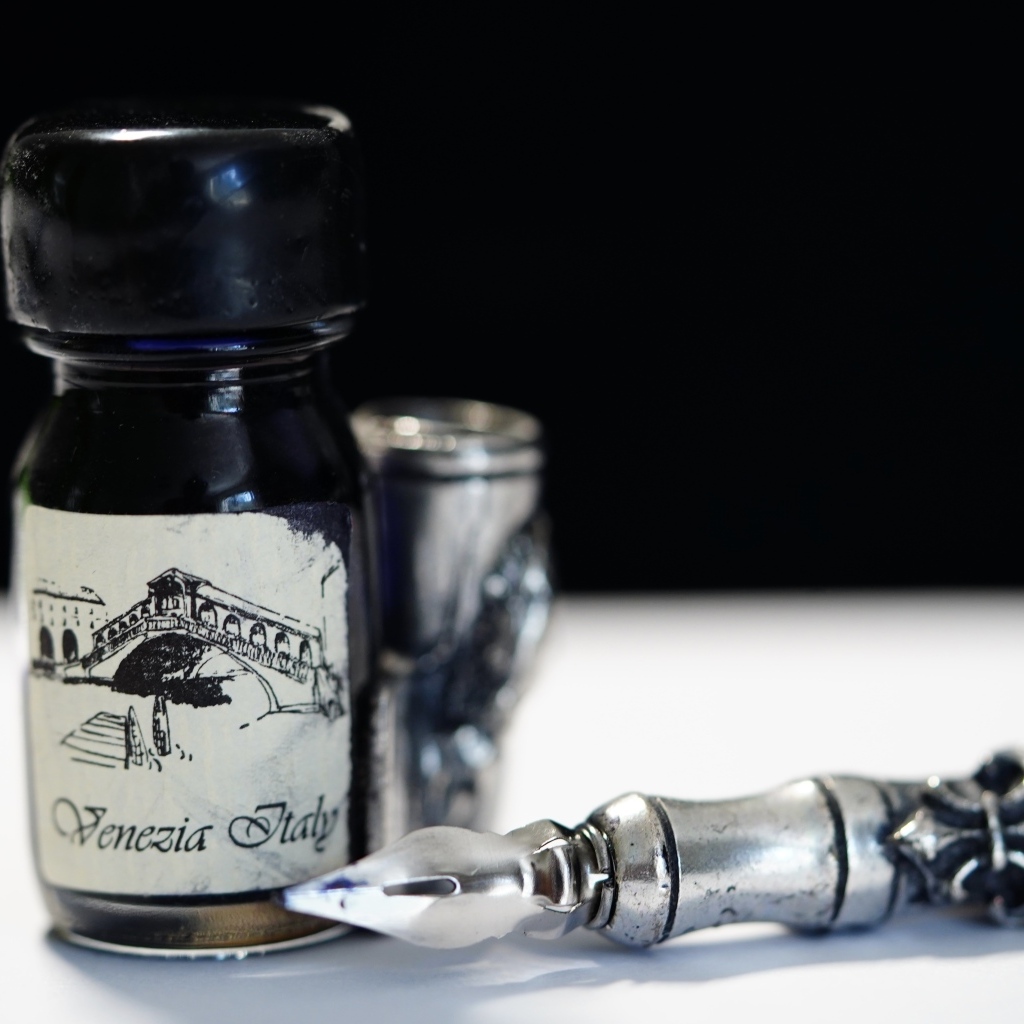 Ручка и чернила на столе