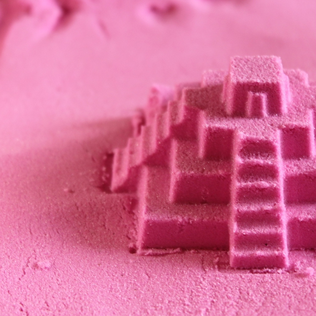 Розовая пирамида из песка