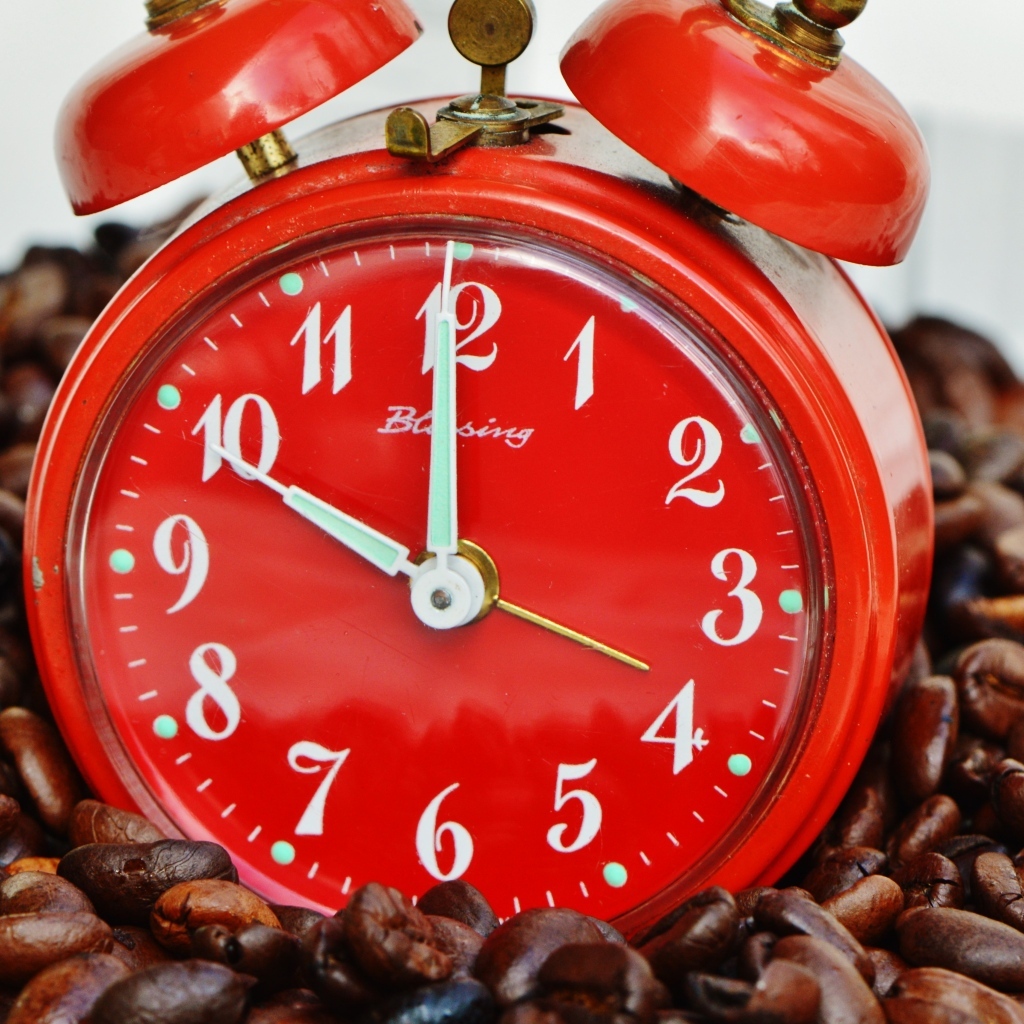 Красный будильник с зернами кофе 