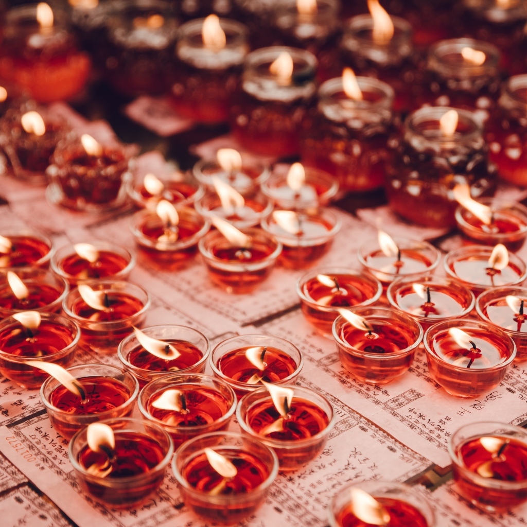 Маленькие зажженные ароматные красные свечи