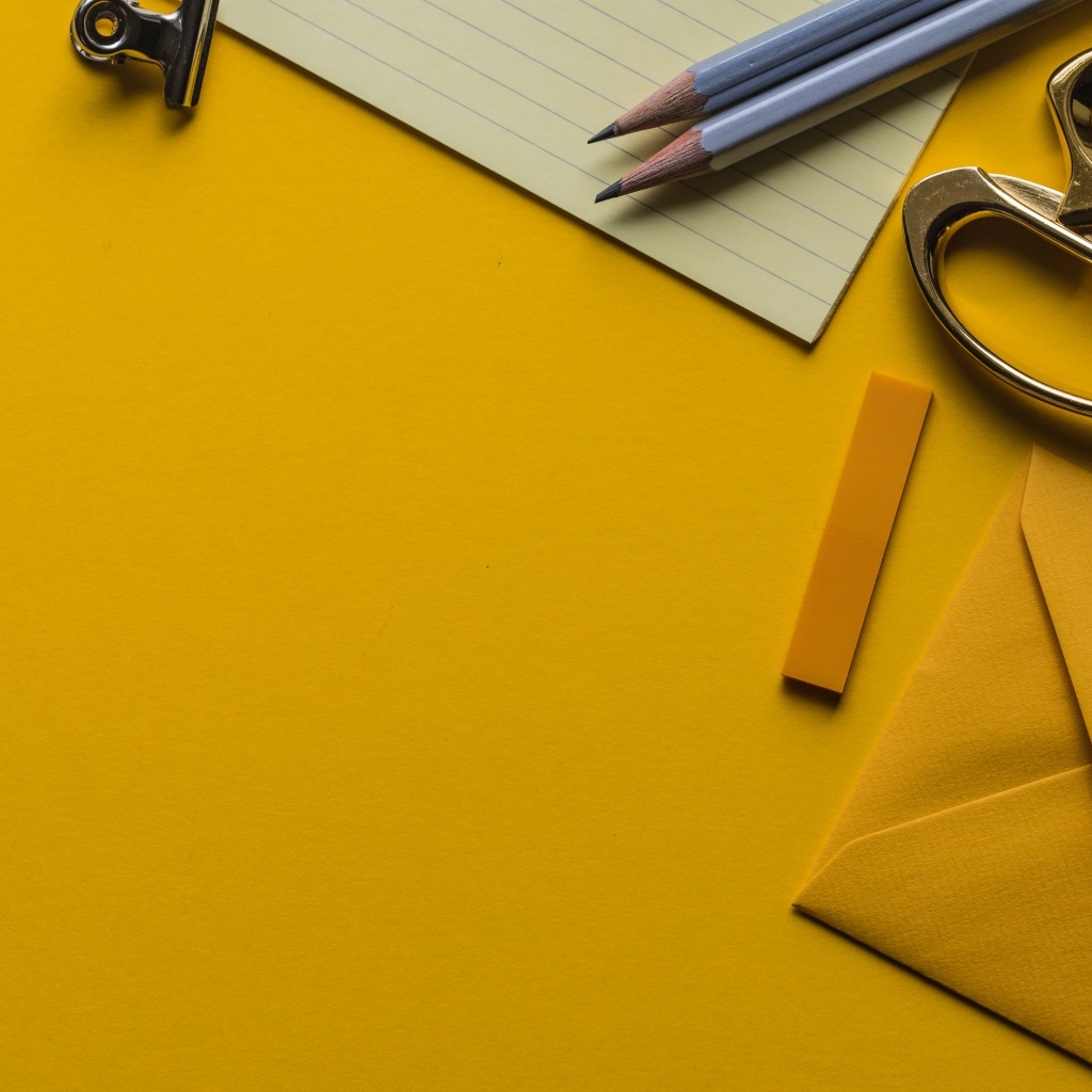 Канцелярские предметы на желтом фоне