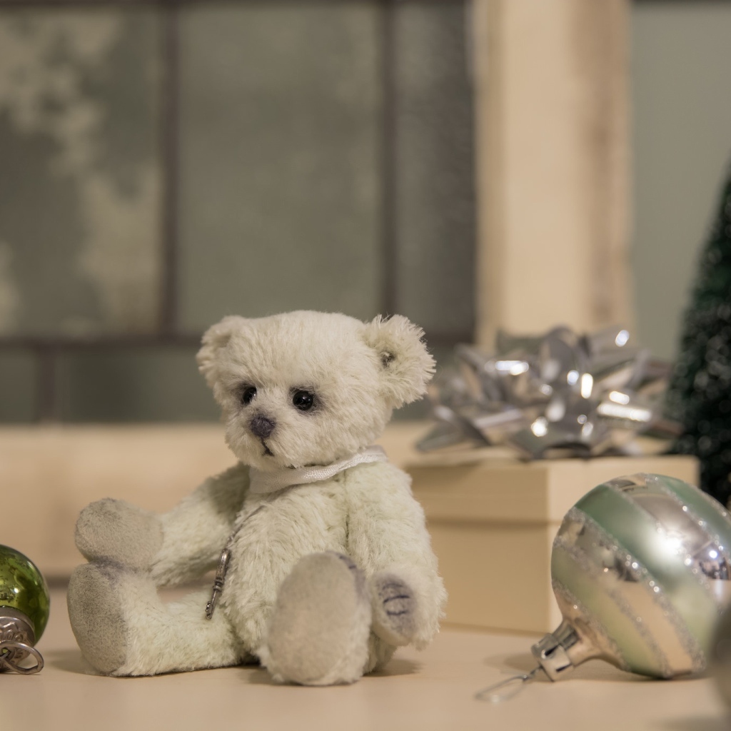 Игрушечный медвежонок с шариками