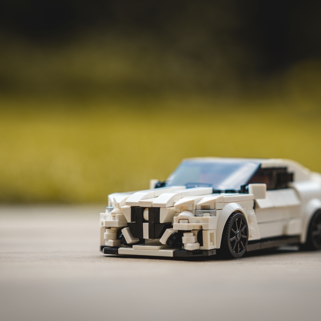 Игрушечная машинка крупным планом