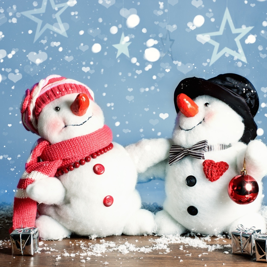 Два веселых игрушечных снеговика