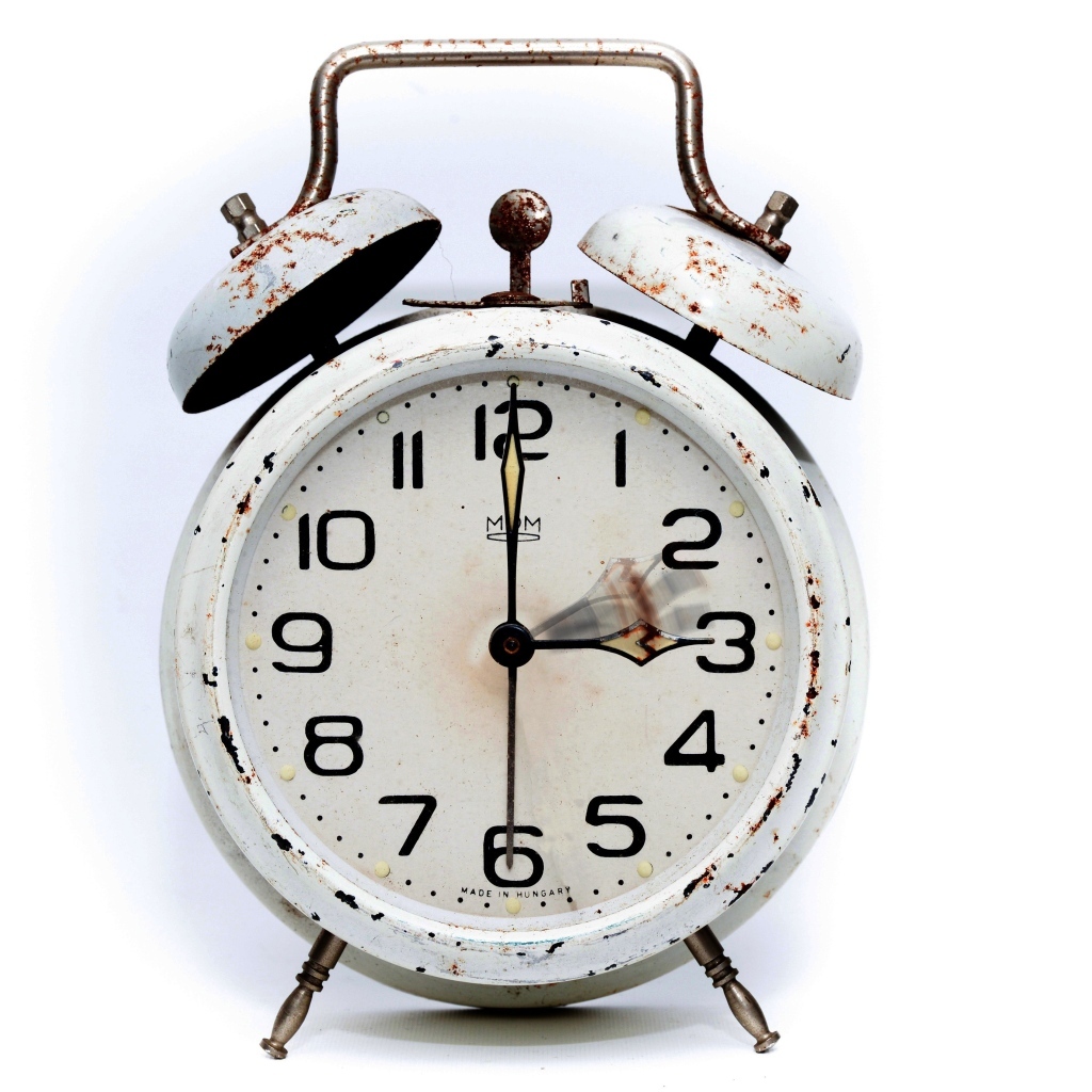 Белый железный будильник с ржавчиной