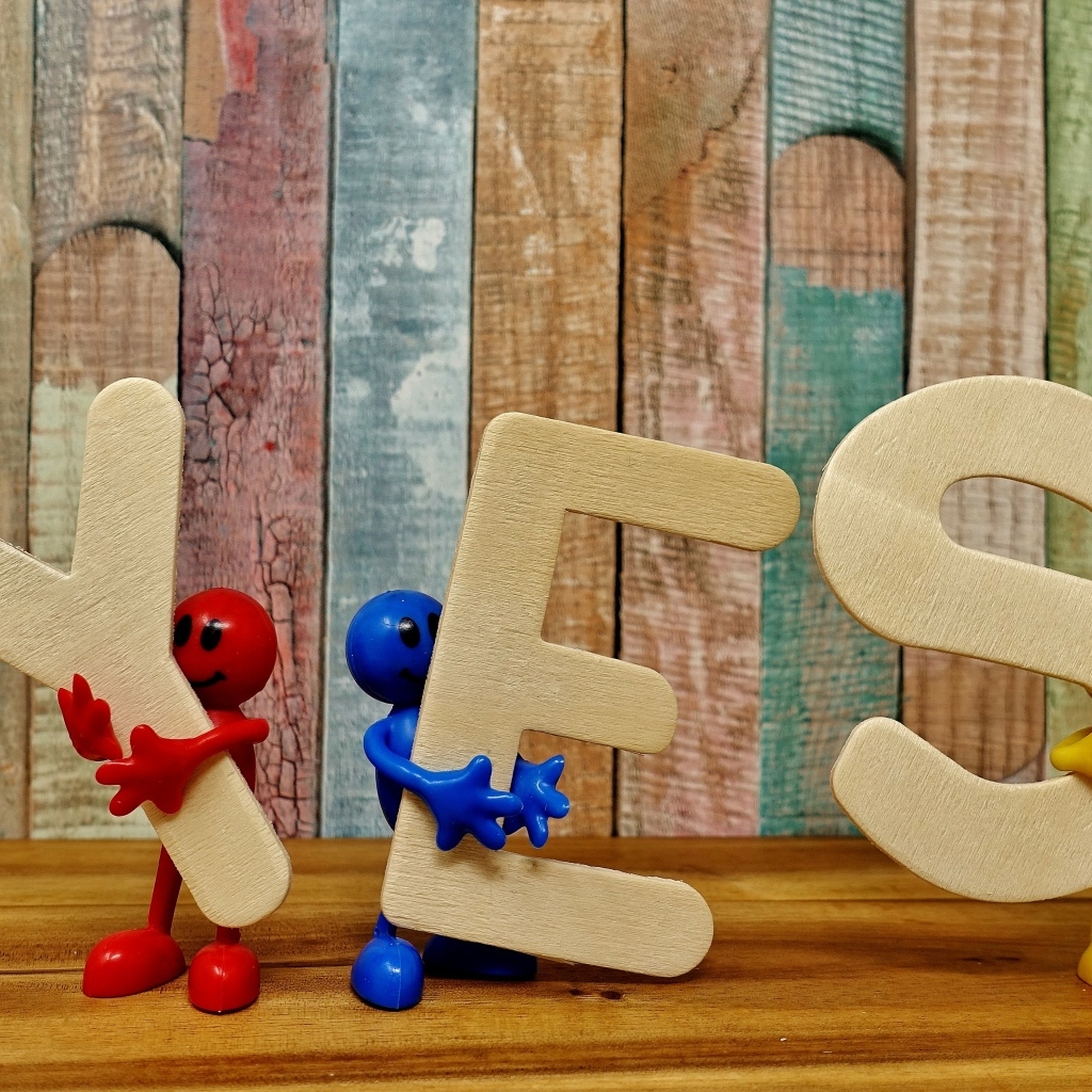 Деревянная буквы с надписью да