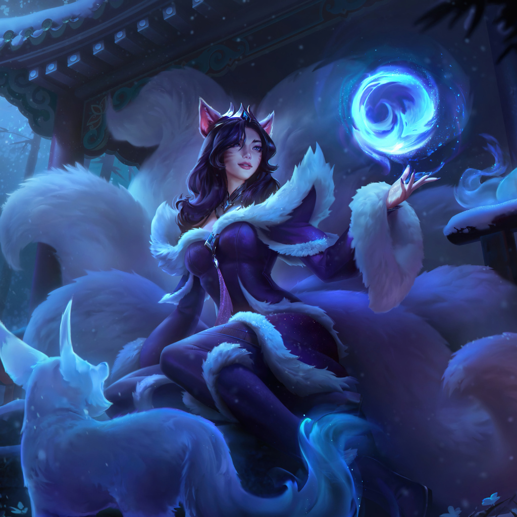 Фантастическая девушка лиса с ярким шаром в руке