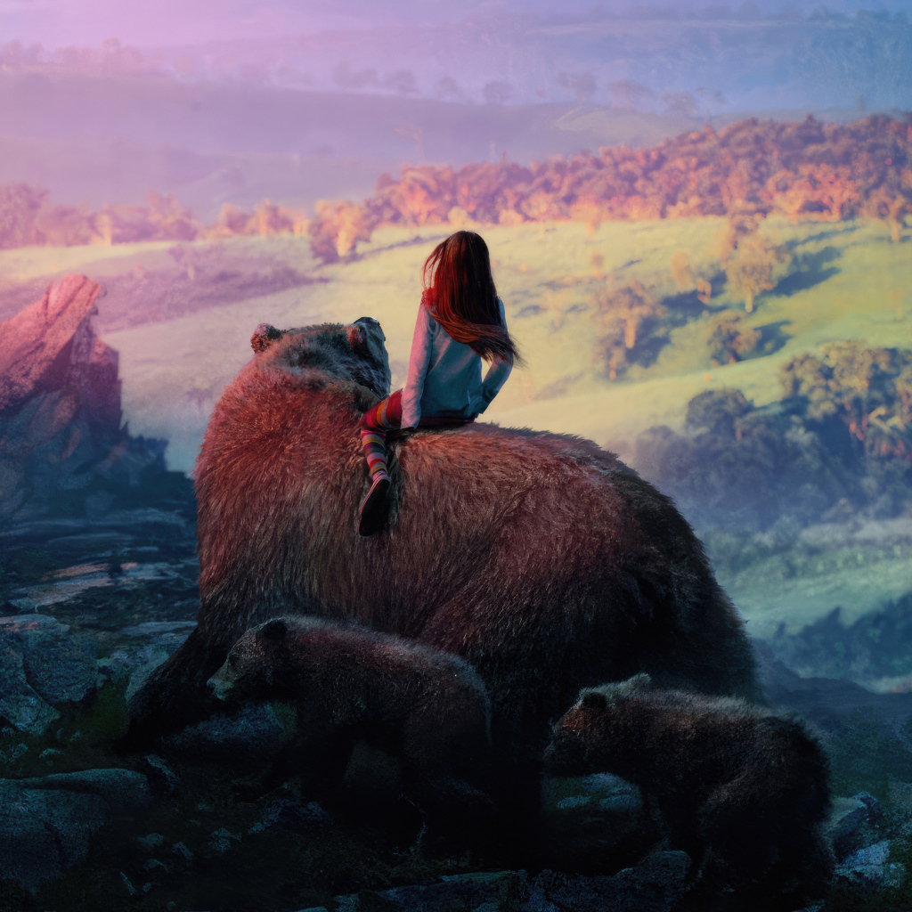 Девочка катается на большом медведе