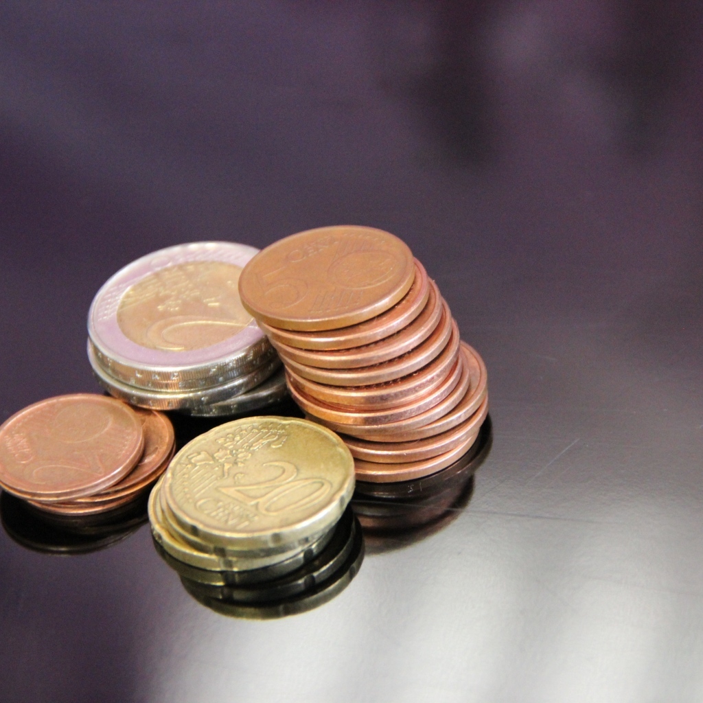 Монеты евро на сером столе