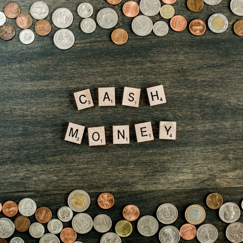 Много монет и кубики на столе