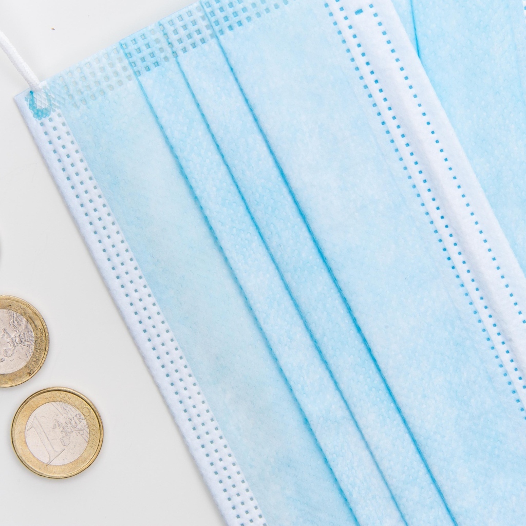 Медицинские маски с монетами евро