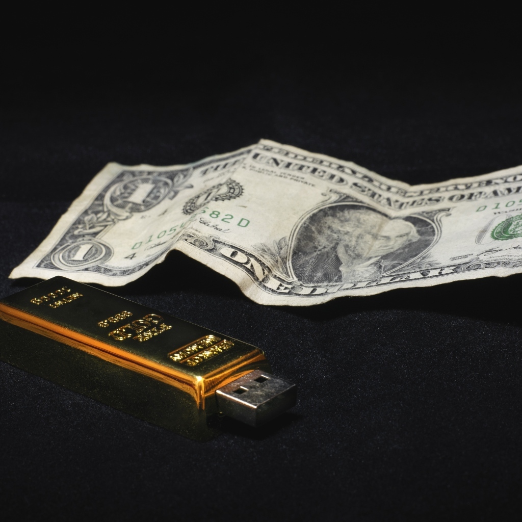 Один доллар и флешка на черном фоне
