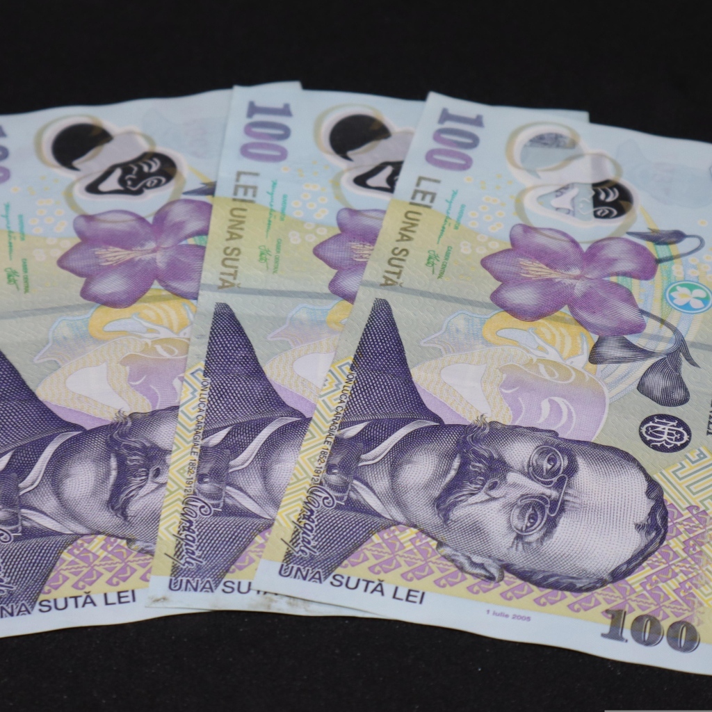 Три купюры на черном фоне