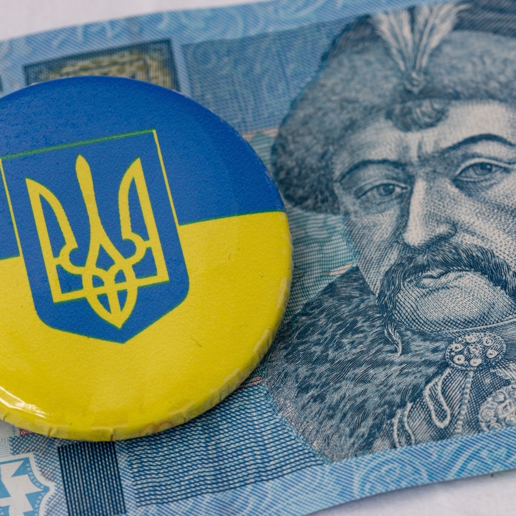Значок с флагом Украины и купюра в 5 гривен 
