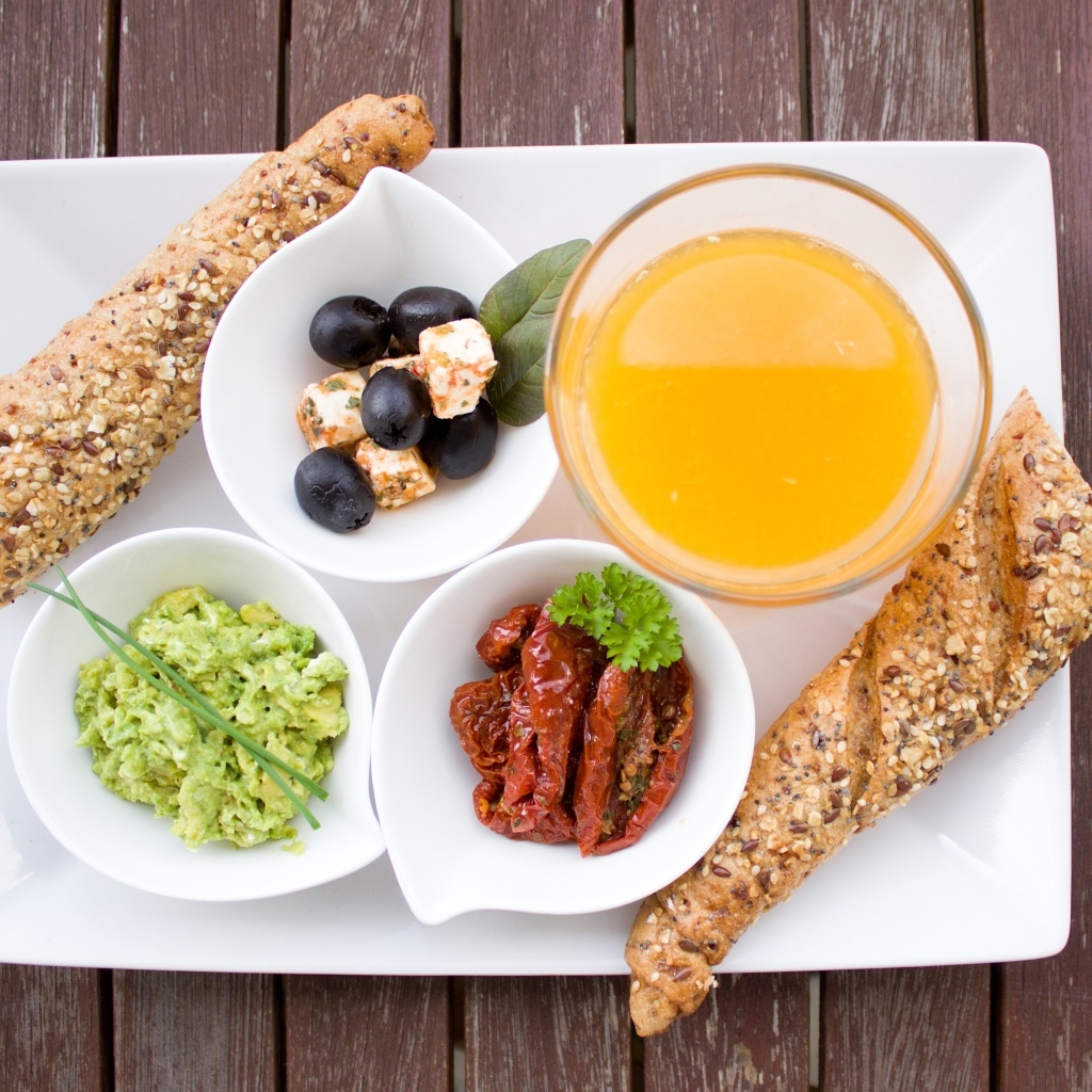 Аппетитный завтрак на большой белой тарелке