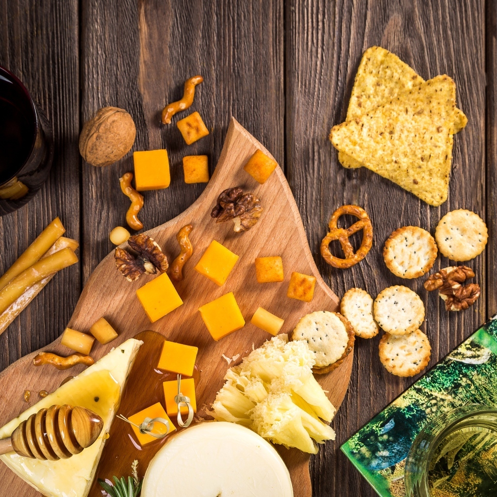 Аппетитное печенье крекер с сыром на столе