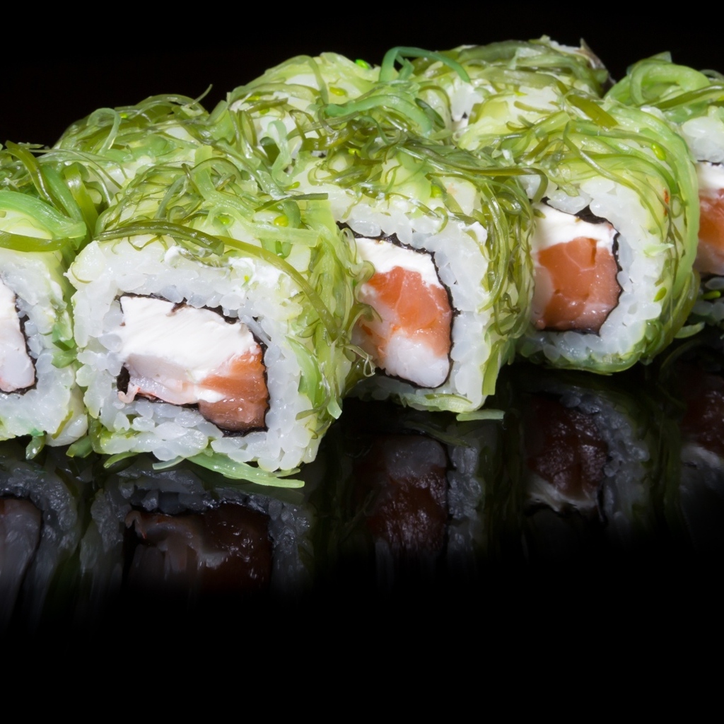Аппетитные роллы с рыбой на черном фоне
