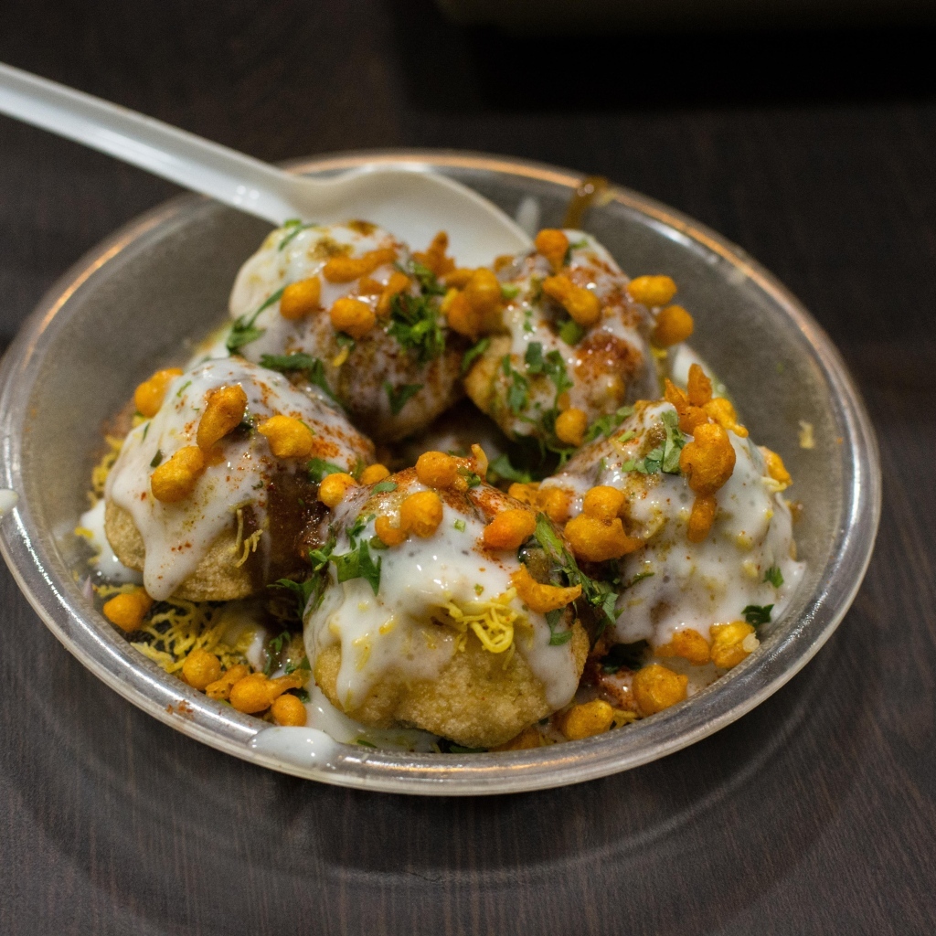 Азиатская еда в миске на столе 