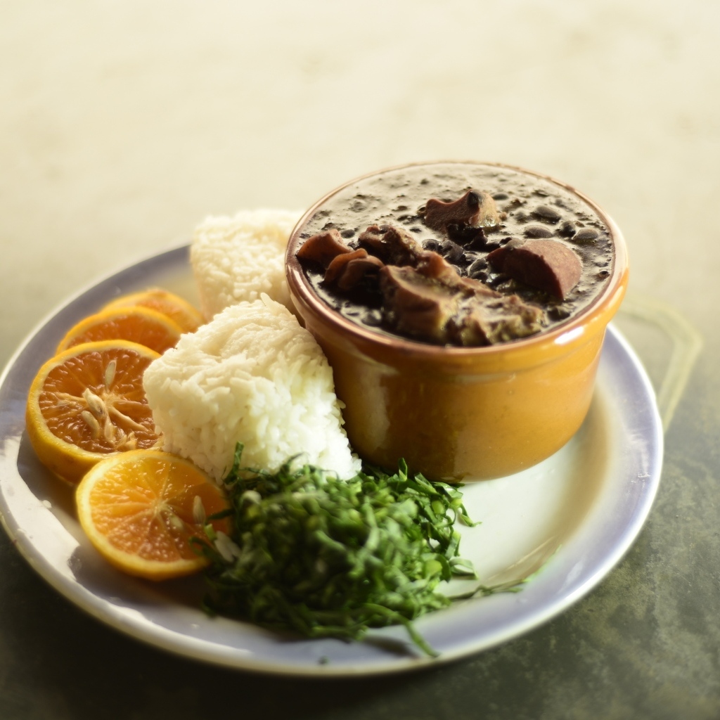 Азиатская еда на тарелке 