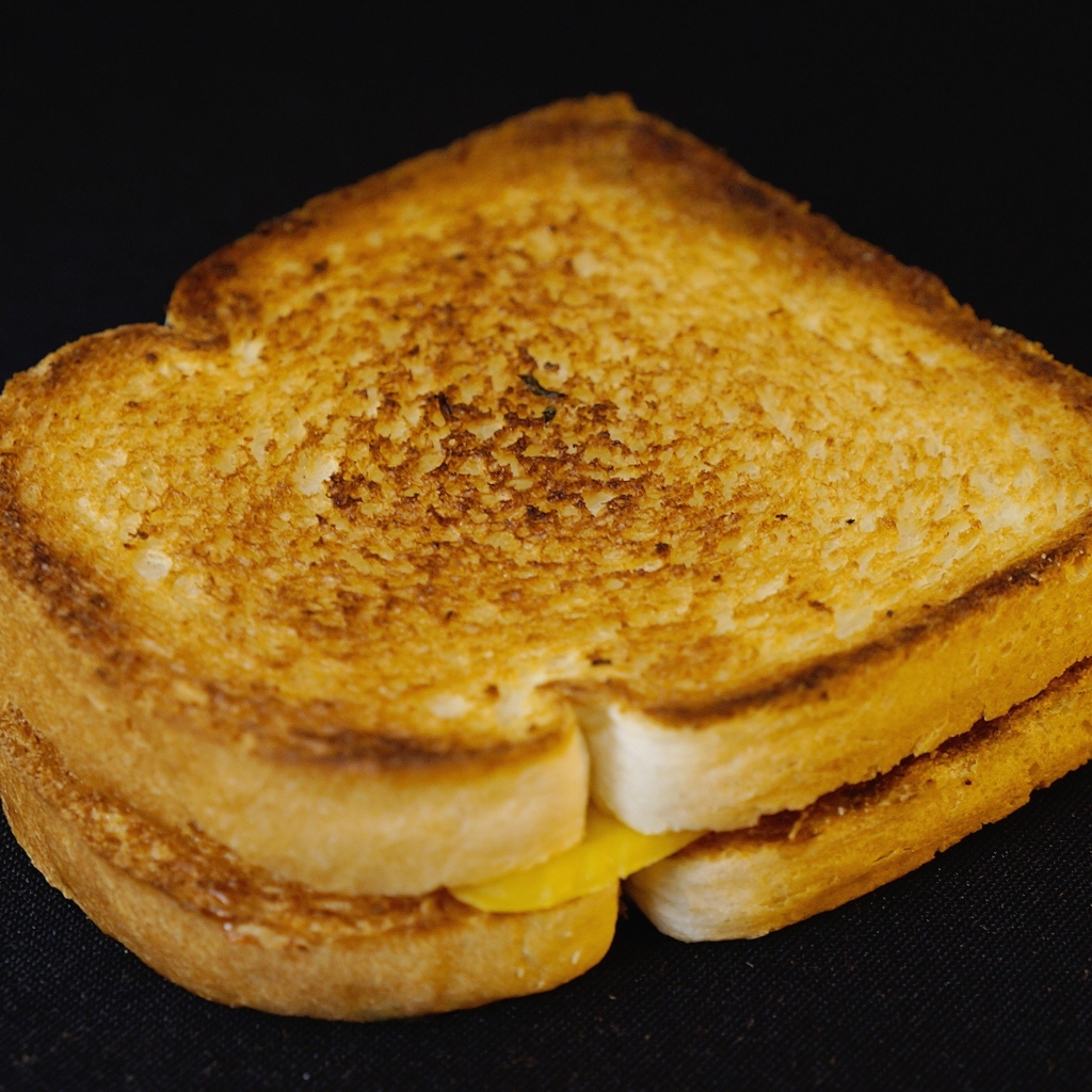 Запеченный хлеб с кусочками сыра