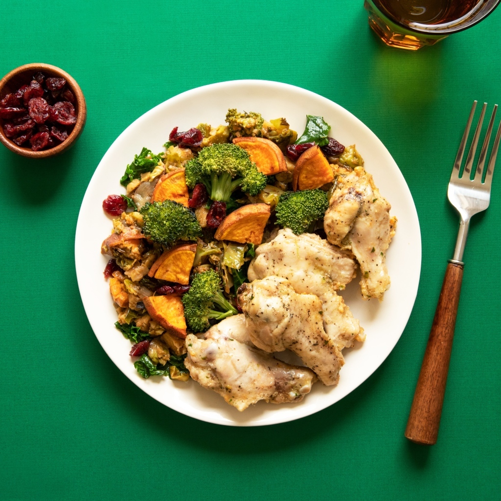 Запеченные овощи с курицей на зеленом столе