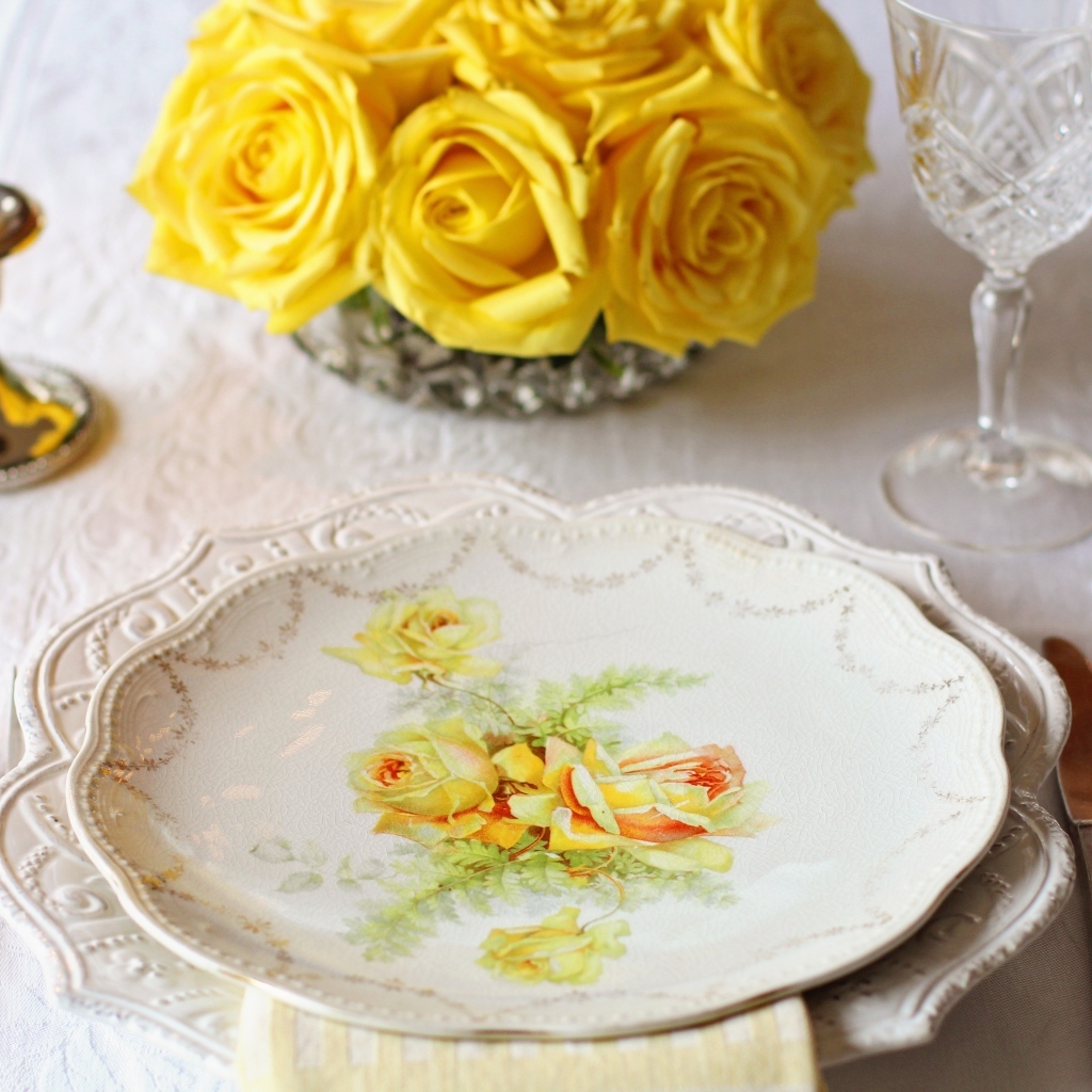 Красивая тарелка на столе с розами 